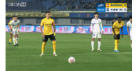 杨展鹏造点，戴维森主罚的点球被闫炳良扑出