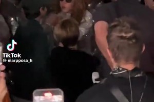 演唱会开始前夏奇拉的大儿子给了妈妈三个吻，为夏奇拉送上祝福~