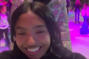 瓦妮莎推着娜塔尼娅溜冰，孩子们也都长大了！！